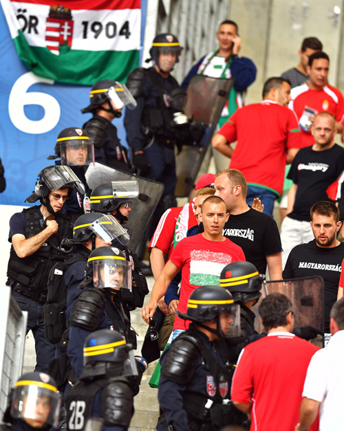 Угорські фанати б'ються з поліцією на стадіоні в Марселі - фото 2