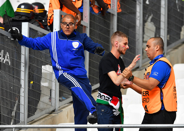 Угорські фанати б'ються з поліцією на стадіоні в Марселі - фото 3