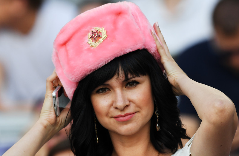 Як росіянка натягнула на голову рожеву шапку-вушанку із серпом і молотом - фото 1