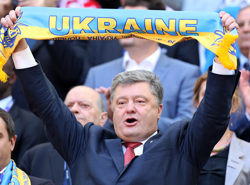 Як Порошенко на "Велодромі" за Україну в матчі з Польщею глорить - фото 1