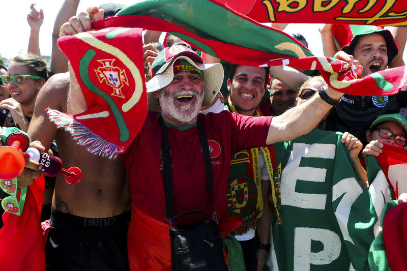 Як угорські та португальські фанати напиваються перед футболом - фото 2