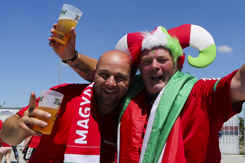 Як угорські та португальські фанати напиваються перед футболом - фото 1