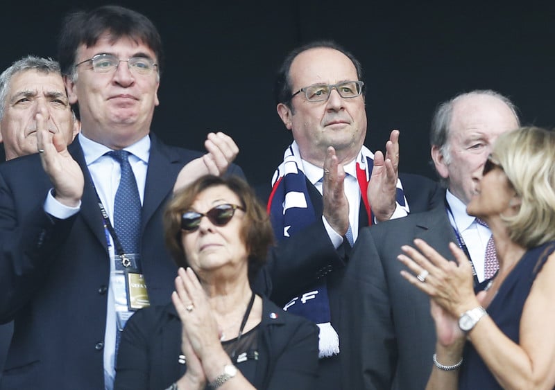 Як Олланд з посмішкою слідкує за поразкою Франції у матчі з Ірландією - фото 2
