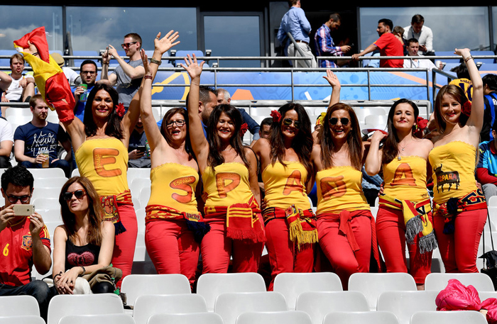 Як "гарячі" іспанки вболівають за збірну на Євро-2016 - фото 1