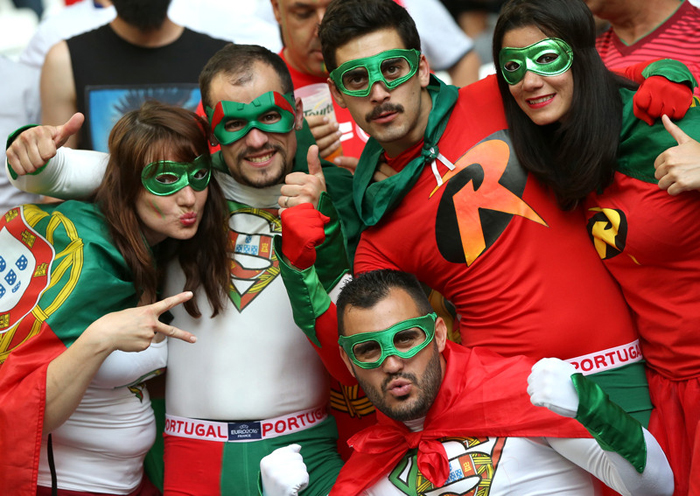 Як португальці у костюмах Супермена і Роналдумена готуються до матчу з поляками - фото 1