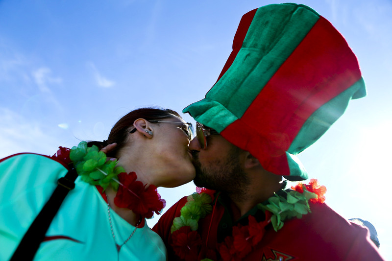Як португальські фанати цілуються і п'ють пиво перед матчем проти Уельсу - фото 1