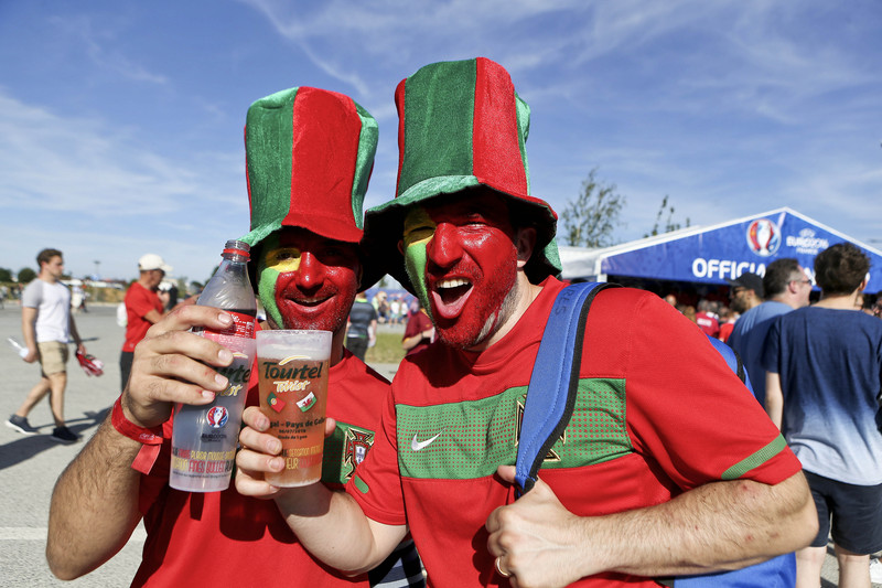 Як португальські фанати цілуються і п'ють пиво перед матчем проти Уельсу - фото 2