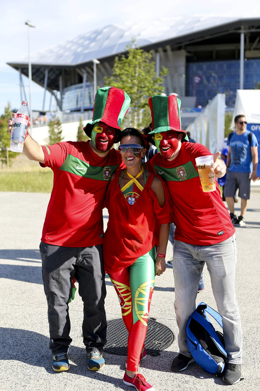 Як португальські фанати цілуються і п'ють пиво перед матчем проти Уельсу - фото 3