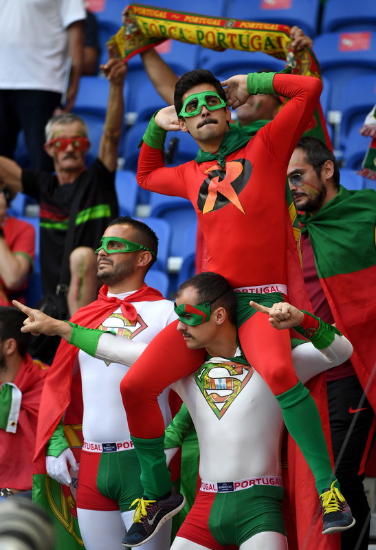 Як португальскі "супермени" позують на трибунах перед півфіналом Євро - фото 1