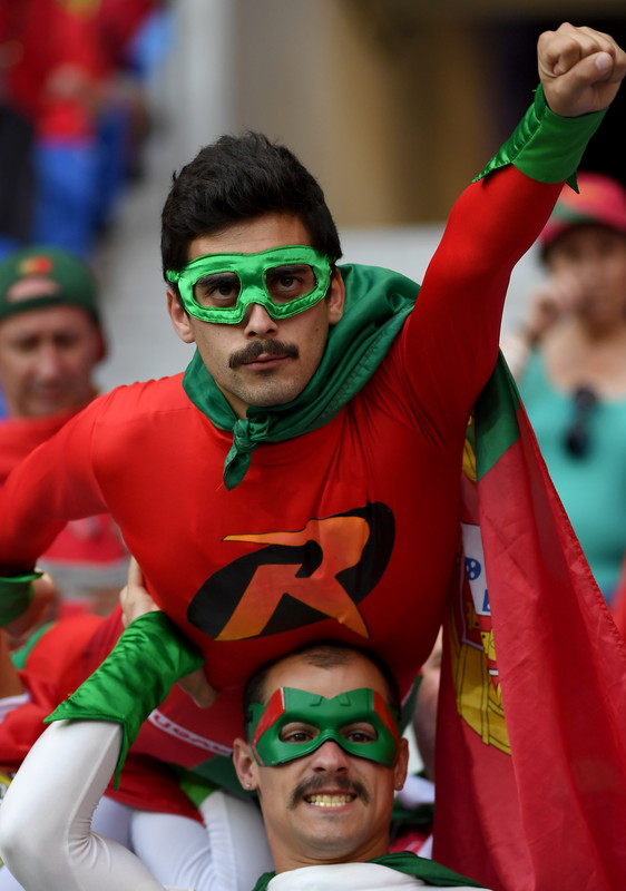 Як португальскі "супермени" позують на трибунах перед півфіналом Євро - фото 2
