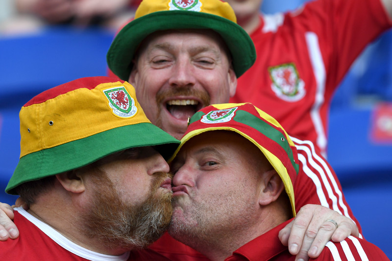 Як цілуються брутальні валлійські фанати перед матчем з Португалією - фото 2