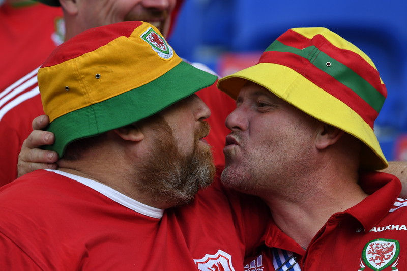 Як цілуються брутальні валлійські фанати перед матчем з Португалією - фото 1