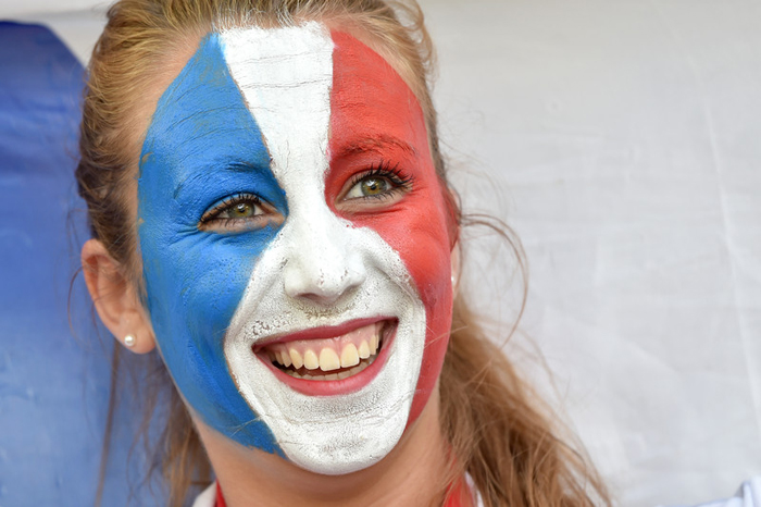 Як розмальовані француженки готуються вболівати за збірну - фото 1