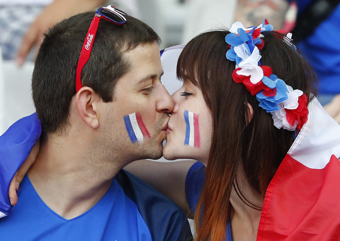 Як виглядає французький "футбольний поцілунок" - фото 1