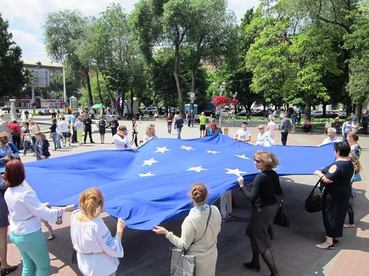 “Запоріжжя вишиване” святкувало День Європи з легендарним прапором ЄС - фото 1
