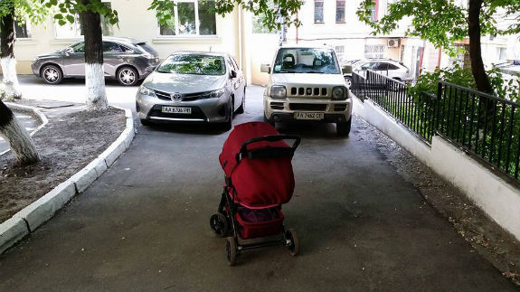 У Києві одразу двоє водіїв стали "героями" парковки  - фото 1