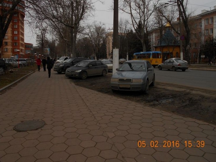 Під носом у Саакашвілі автохами знищили газон в Одесі - фото 1