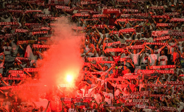 Як польські фанати "запалили" на стадіоні в Марселі - фото 1