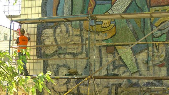 Декомунізація в дії: У столиці почали знімати мозаїчних піонерів зі стін шкіл (ФОТОФАКТ) - фото 1
