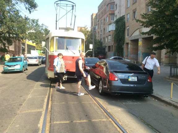 Дегенерати за кермом продовжують блокувати рух трамваїв у Києві - фото 1