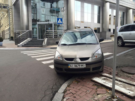 У Києві водій-жлоб перекрив пішохідний перехід  - фото 1