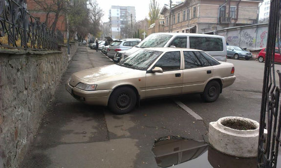 У Києві водій з Херсону став переможцем конкурсу "Паркуюсь, як жлоб" - фото 1