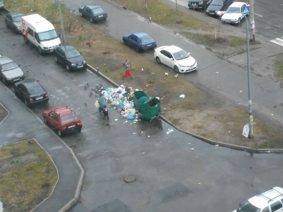Мешканці столиці скаржаться, що білях їхніх будинків ніхто не забирає сміття - фото 2