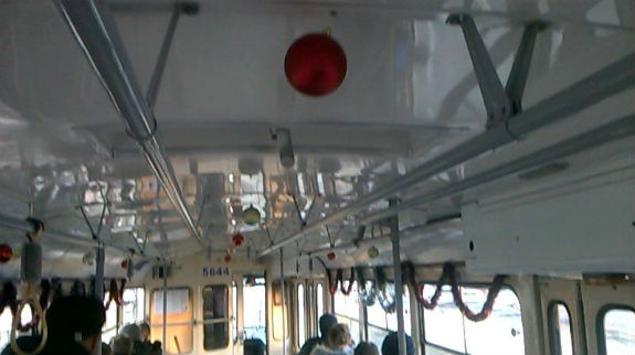 По Києві вже їздять новорічні трамваї  - фото 2