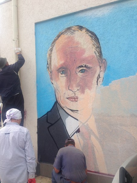 В Сімферополі зафарбували зіпсований портрет Путіна - фото 2