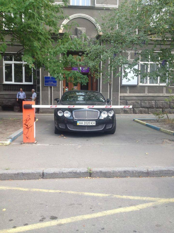 Багатії роблять персональні паркомісця на вулицях Києва  - фото 1