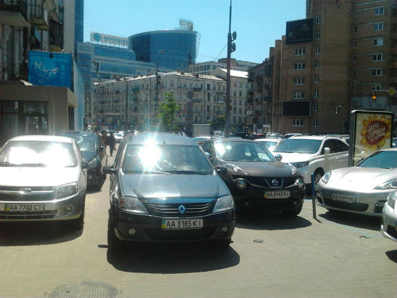 Місто поповнилося героями рубрики "Паркуюсь, як дегенерат" (ФОТОФАКТ) - фото 1