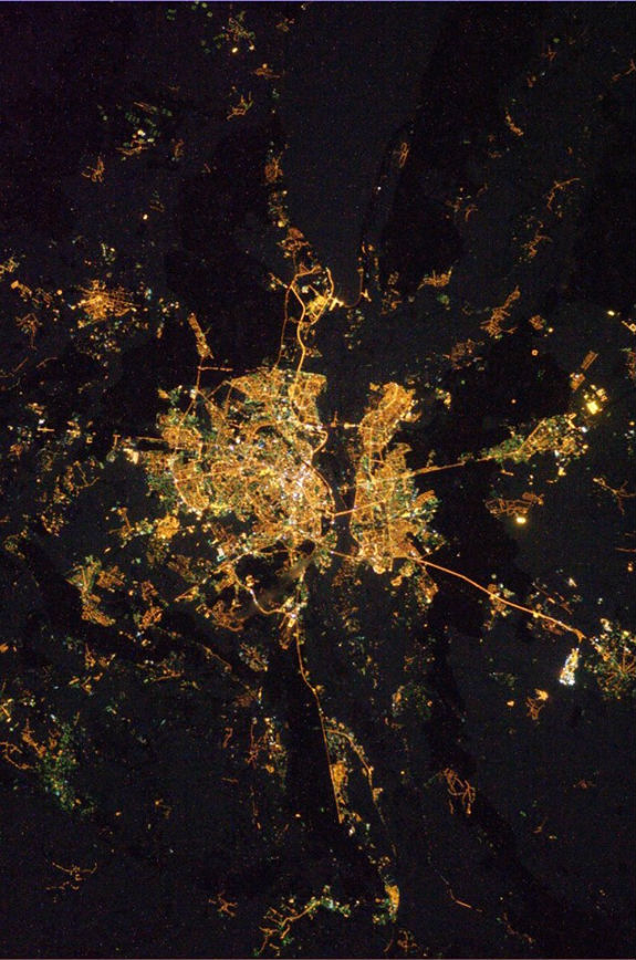 Як виглядає нічний Київ з космосу (ФОТО) - фото 1