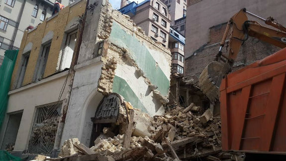 Під час знищення історичної будівлі у центрі Києва з висоти впав будівельник, - ЗМІ - фото 1