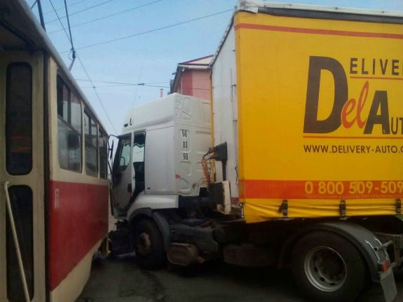 У Києві вантажівка взяла на таран трамвай  - фото 1