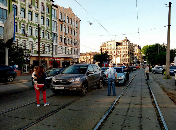 У Києві два учасники ДТП заблокували рух трамваїв на Подолі  - фото 2