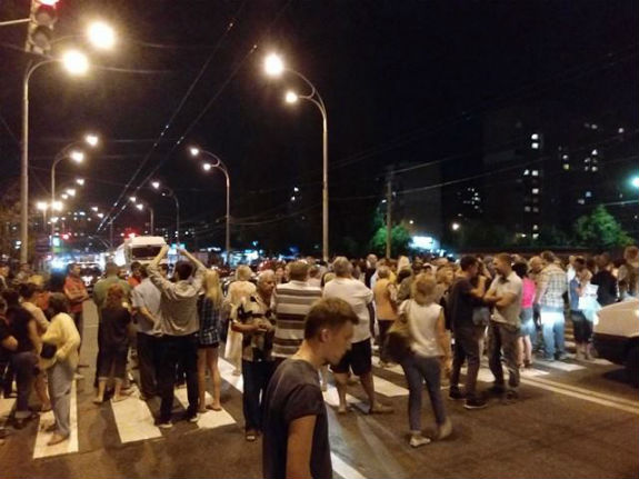 Протестувальники у Києві перекрили вулицю через скандальну забудову - фото 1