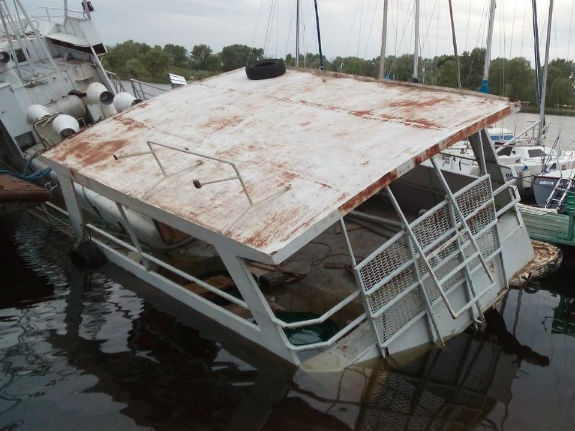 У Києві затонув корабель у водах Дніпра - фото 1