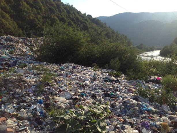 Мережу шокували фото кількості сміття навеоло центру Європи - фото 7
