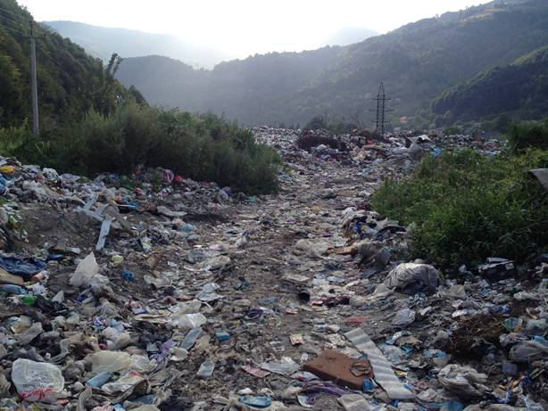Мережу шокували фото кількості сміття навеоло центру Європи - фото 6