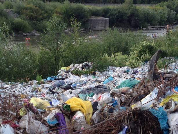 Мережу шокували фото кількості сміття навеоло центру Європи - фото 3