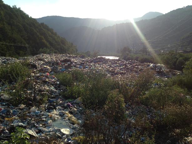Мережу шокували фото кількості сміття навеоло центру Європи - фото 1