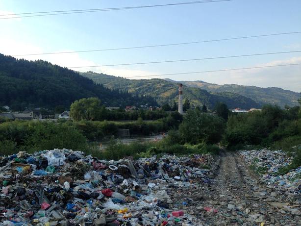 Мережу шокували фото кількості сміття навеоло центру Європи - фото 4