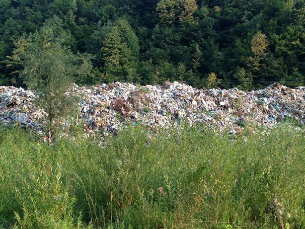 Мережу шокували фото кількості сміття навеоло центру Європи - фото 5