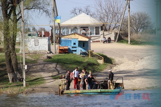 На Луганщині люди перетинають лінію розмежування вплав (ФОТО) - фото 1