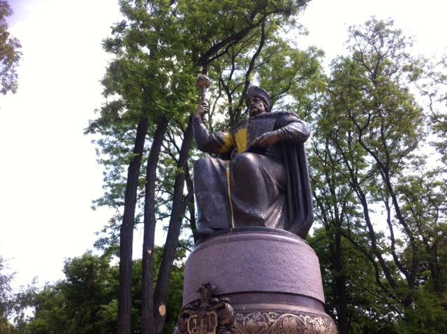 Полтавські активісти відмивають облитий фарбою пам'ятник Мазепі - фото 1