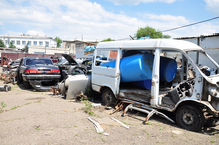 Знайди свою: У "ЛНР" викрили "кладовище" крадених авто (ФОТО) - фото 1