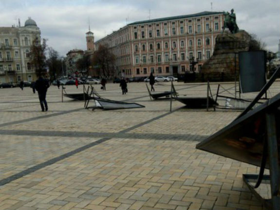 Через шквальний вітер завалилась виставка на Софійській площі у Києві  - фото 1
