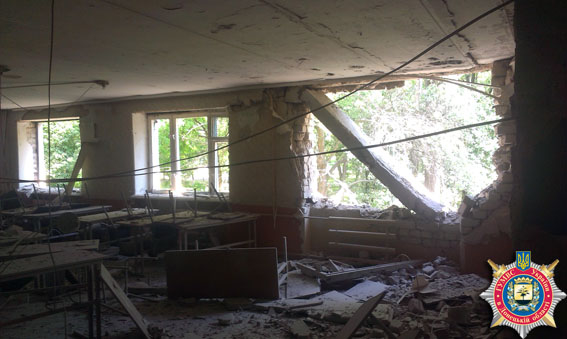 Як бойовики знищували житлові будинки у Авдіївці (ФОТО) - фото 6