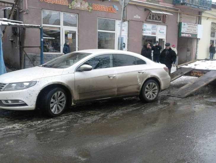 В Ужгороді евакуювали "елітного оленя" - фото 1
