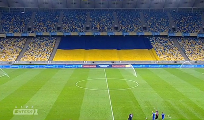 Як виглядає величезний прапор України на порожньому "Олімпійському" - фото 1